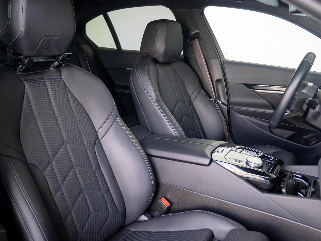 BMW i5 eDrive40 | M Sportpakket Pro | Travel Pack | Stuurwielrand verwarmd | Comfort Access | Achteruitrijcamera | Stoelverwarming | Harman-Kardon | Trekhaak