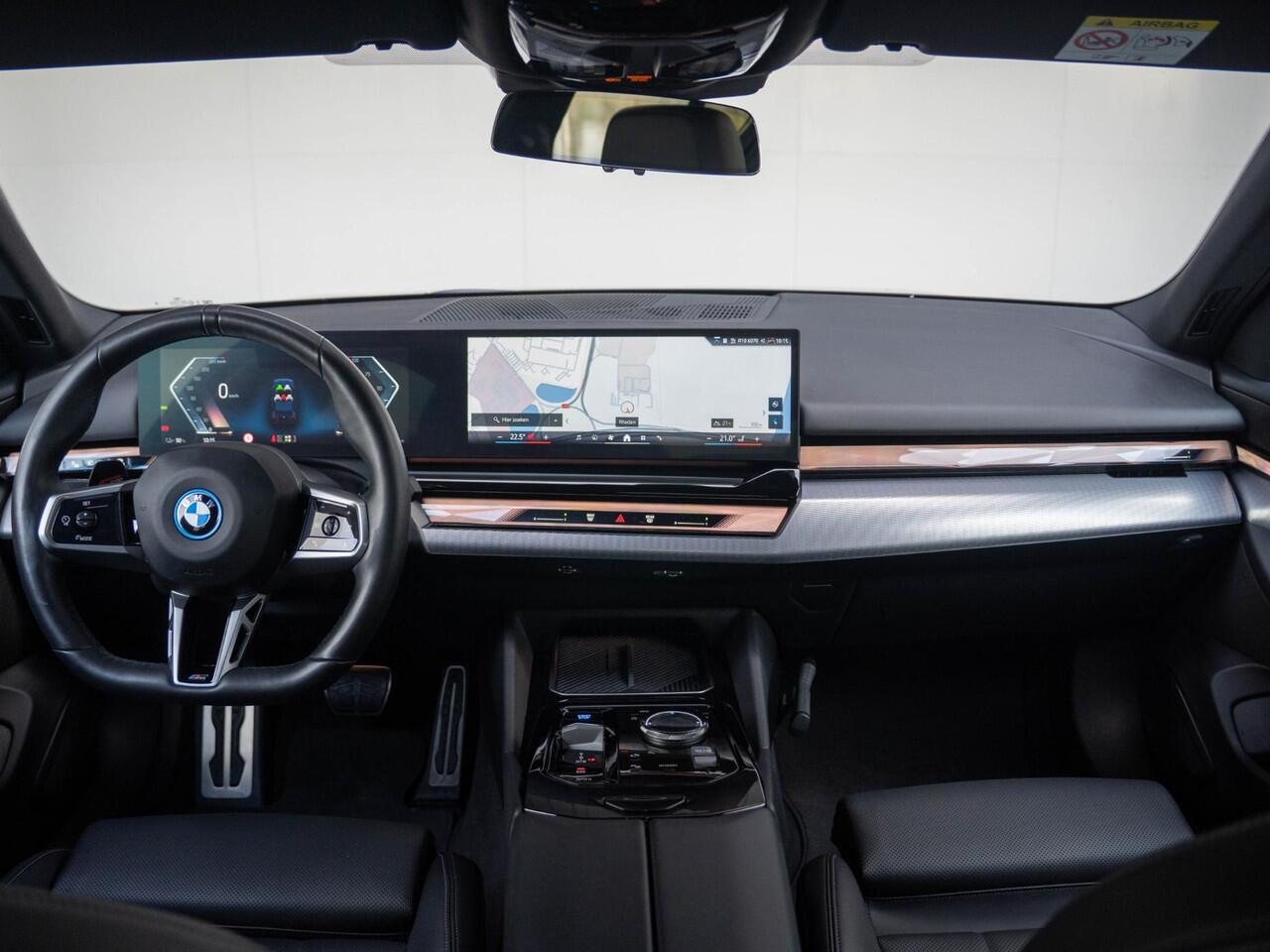 BMW i5 eDrive40 | M Sportpakket Pro | Travel Pack | Stuurwielrand verwarmd | Comfort Access | Achteruitrijcamera | Stoelverwarming | Harman-Kardon | Trekhaak