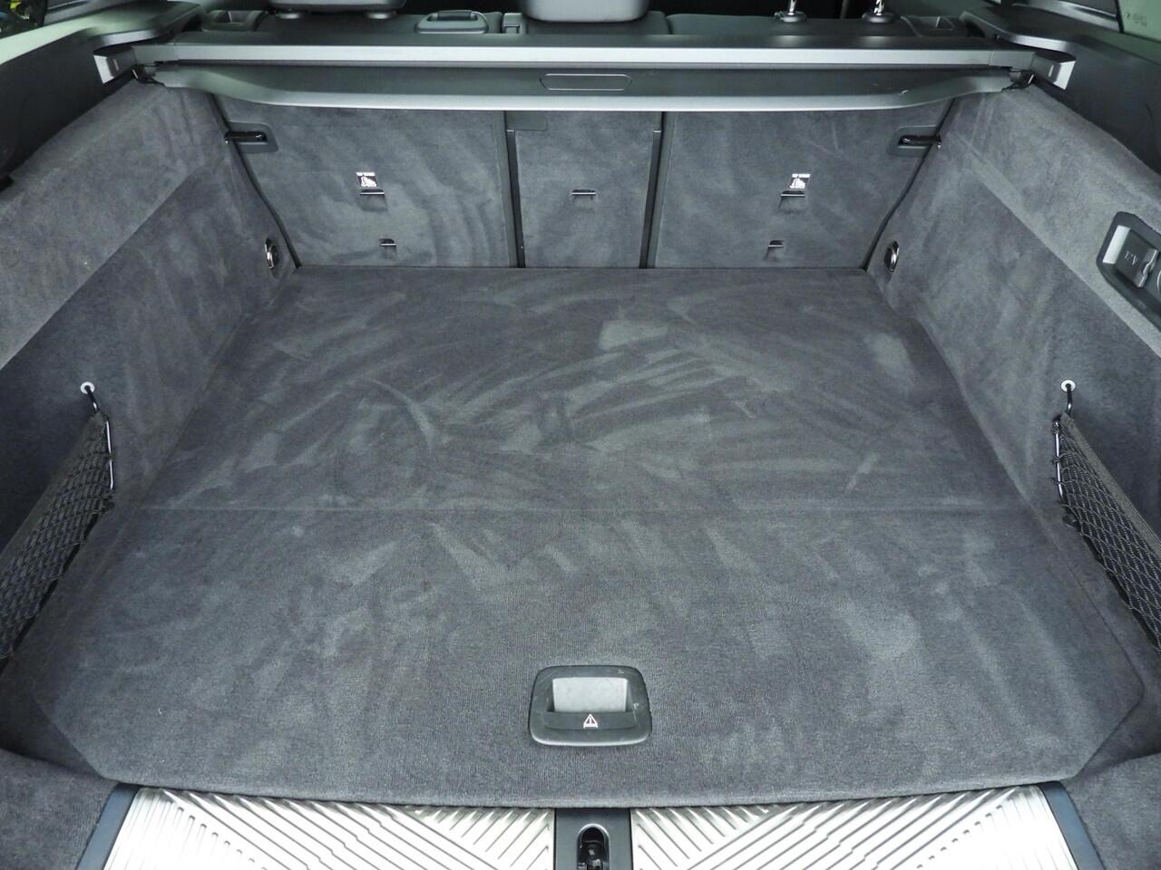 BMW i5 Touring eDrive40 | M-Sportpakket | LED | Navigatie | Active cruise | Trekhaak | Sportstoelen | Panoramadak | DAB | Alu 19 inch