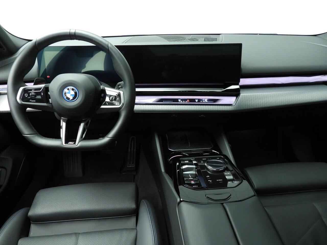 BMW i5 Touring eDrive40 | M-Sportpakket | LED | Navigatie | Active cruise | Trekhaak | Sportstoelen | Panoramadak | DAB | Alu 19 inch