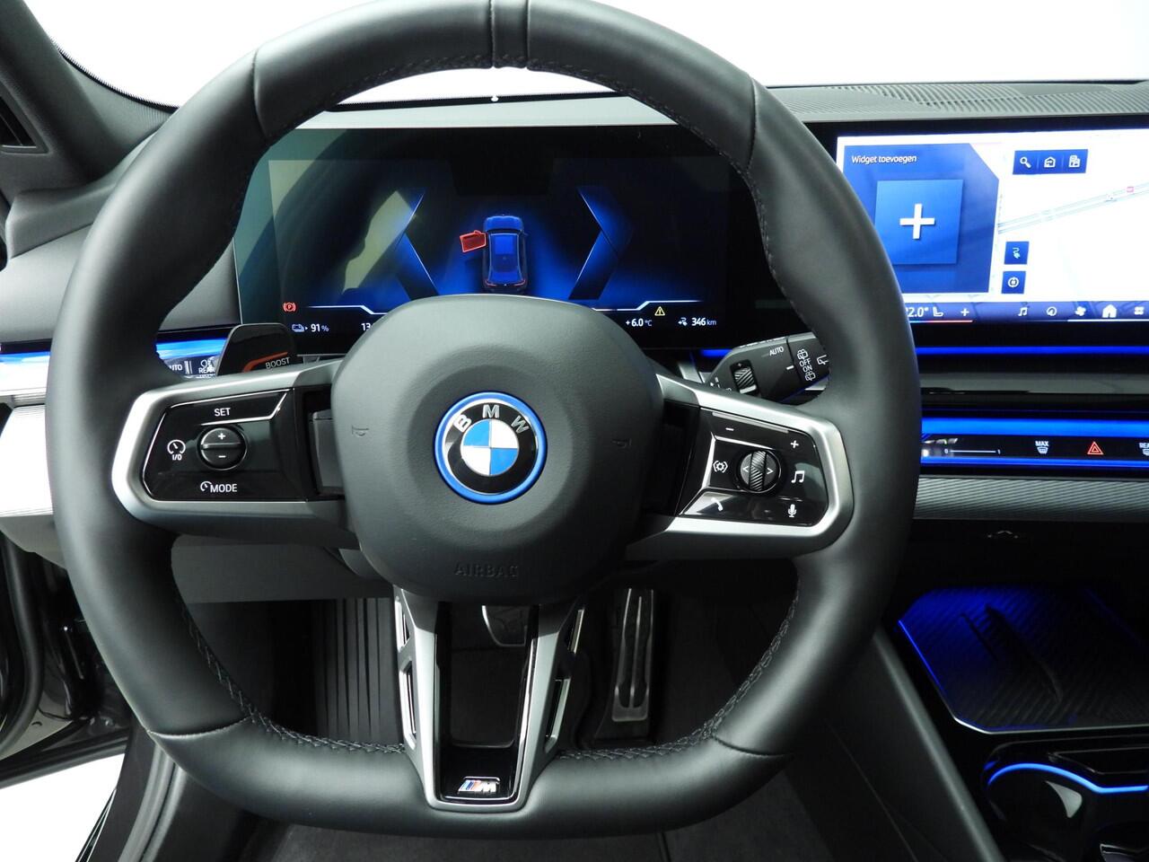 BMW i5 Touring eDrive40 | M-Sportpakket | LED | Navigatie | Active cruise | Trekhaak | Sportstoelen | Panoramadak | DAB | Alu 19 inch