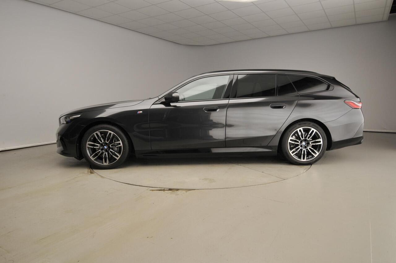BMW i5 Touring eDrive40 | M-Sportpakket | LED | Navigatie | Active cruise | Trekhaak | Sportstoelen | Panoramadak | DAB | Alu 19 inch