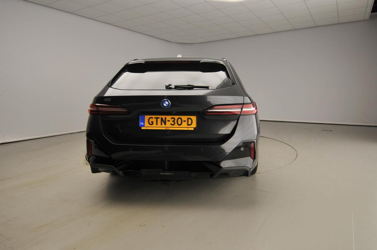 BMW i5 Touring eDrive40 | M-Sportpakket | LED | Navigatie | Active cruise | Trekhaak | Sportstoelen | Panoramadak | DAB | Alu 19 inch
