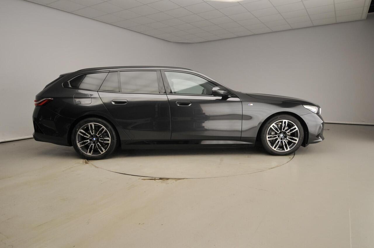 BMW i5 Touring eDrive40 | M-Sportpakket | LED | Navigatie | Active cruise | Trekhaak | Sportstoelen | Panoramadak | DAB | Alu 19 inch