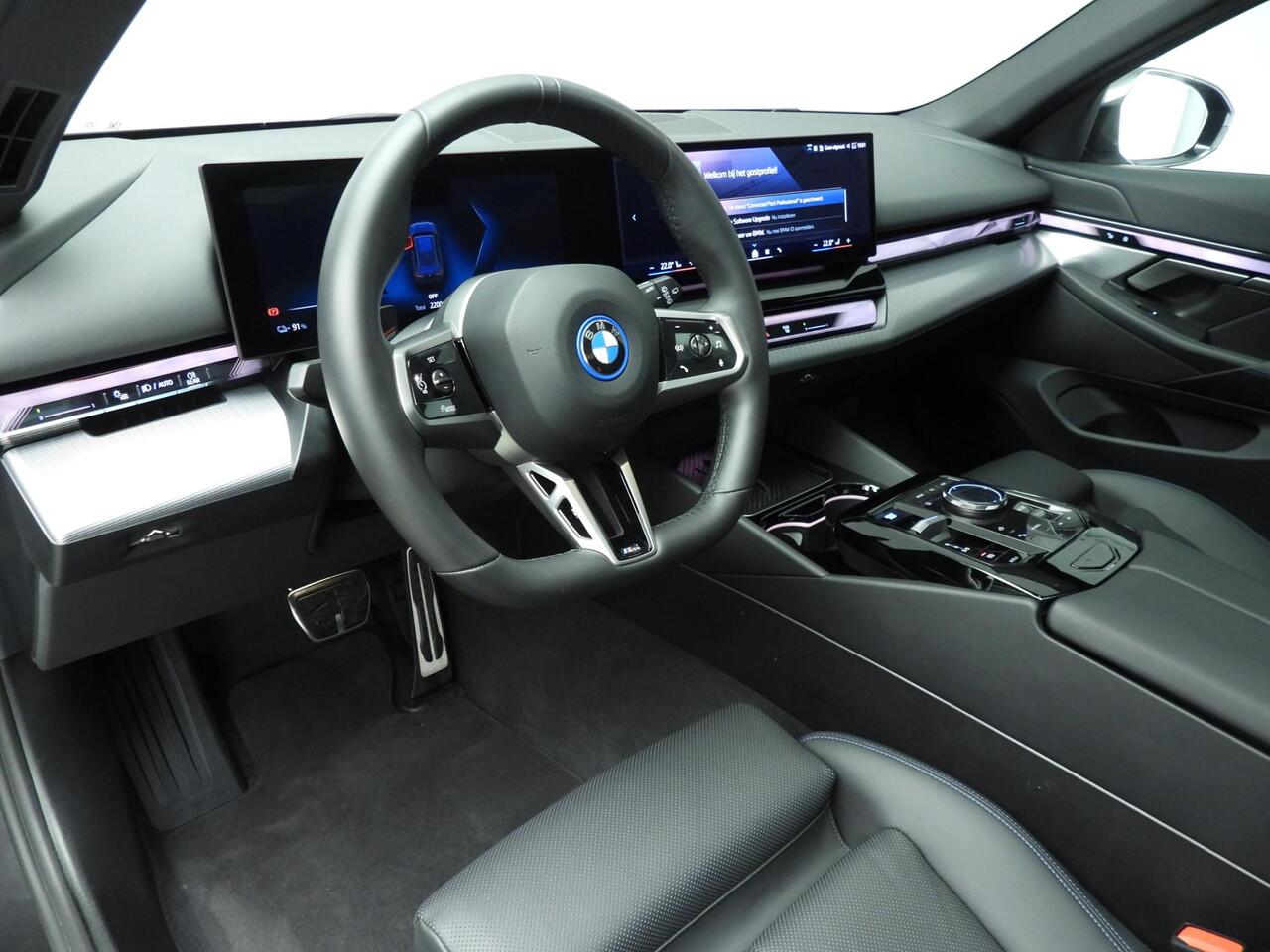 BMW i5 Touring eDrive40 | M-Sportpakket | LED | Navigatie | Active cruise | Trekhaak | Sportstoelen | Panoramadak | DAB | Alu 19 inch