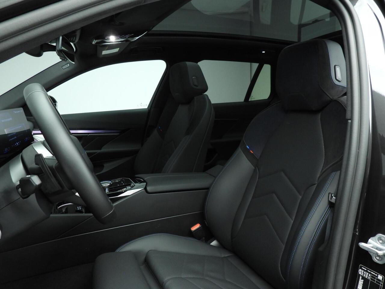 BMW i5 Touring eDrive40 | M-Sportpakket | LED | Navigatie | Active cruise | Trekhaak | Sportstoelen | Panoramadak | DAB | Alu 19 inch