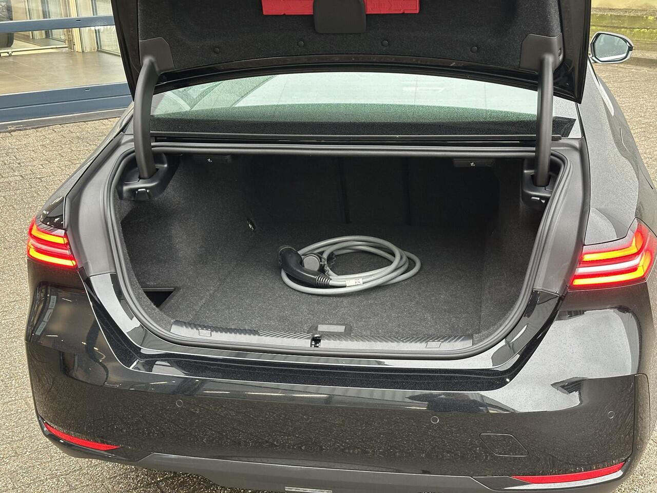 BMW i5 eDrive40 Business Edition 84 kWh | Leder/Adapt.Cruise/Driving ass./Elektr.Stoelverst.