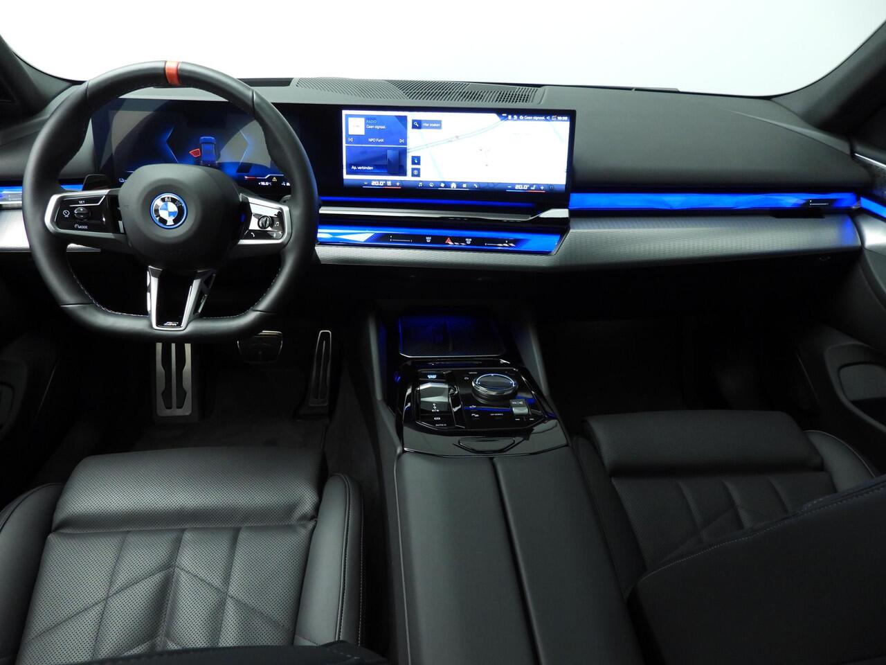 BMW i5 Sedan M60 xDrive 84 kWh | M-Sportpakket | LED | Leder | HUD | Active cruise | Panoramadak | Trekhaak | DAB | Bowers @ Wilkins sound | Alu 21 inch