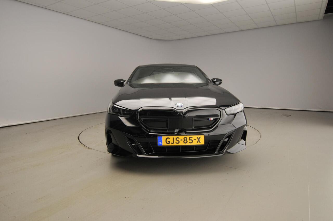 BMW i5 Sedan M60 xDrive 84 kWh | M-Sportpakket | LED | Leder | HUD | Active cruise | Panoramadak | Trekhaak | DAB | Bowers @ Wilkins sound | Alu 21 inch