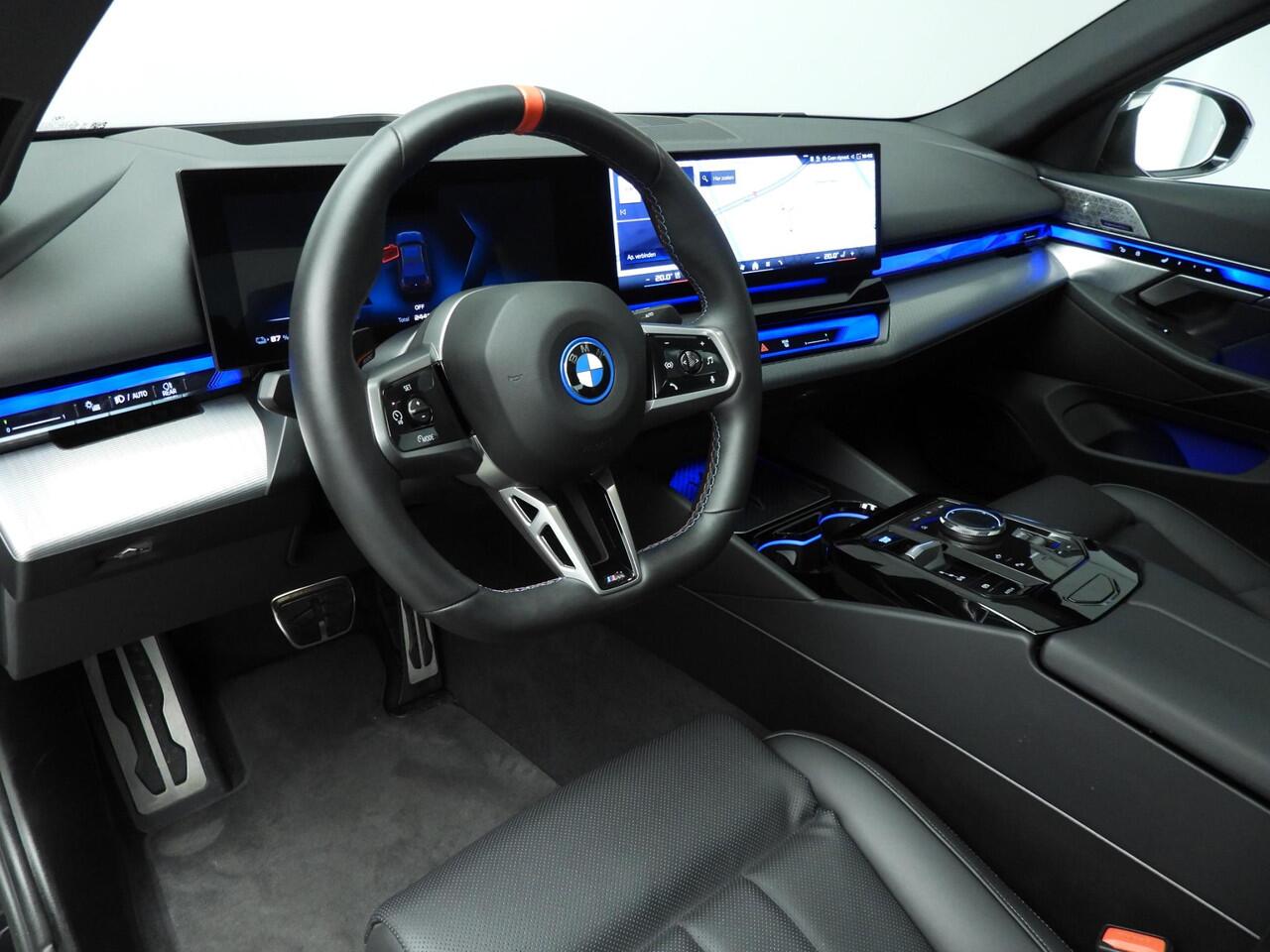 BMW i5 Sedan M60 xDrive 84 kWh | M-Sportpakket | LED | Leder | HUD | Active cruise | Panoramadak | Trekhaak | DAB | Bowers @ Wilkins sound | Alu 21 inch