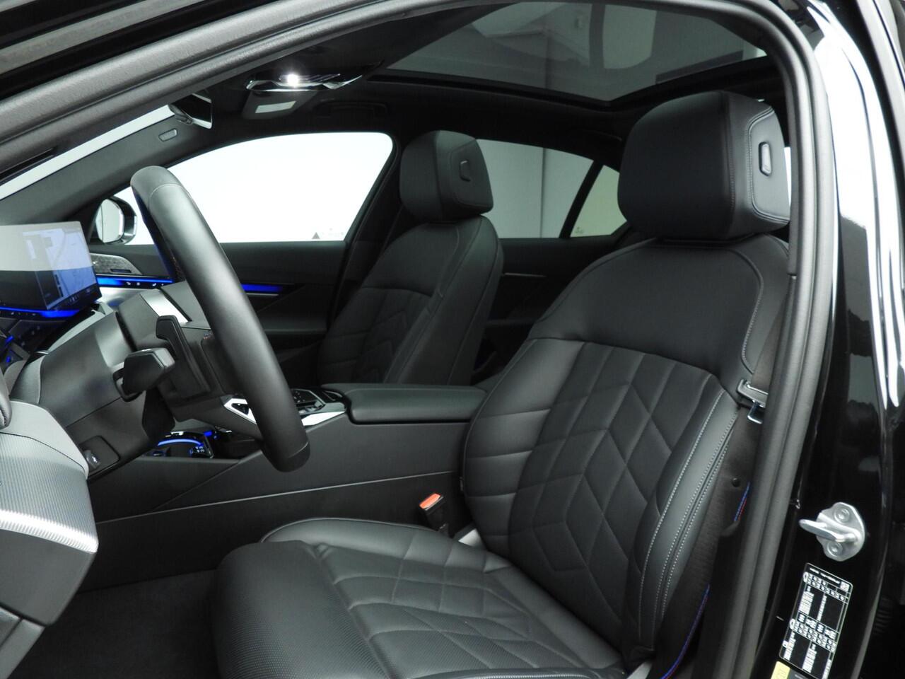 BMW i5 Sedan M60 xDrive 84 kWh | M-Sportpakket | LED | Leder | HUD | Active cruise | Panoramadak | Trekhaak | DAB | Bowers @ Wilkins sound | Alu 21 inch