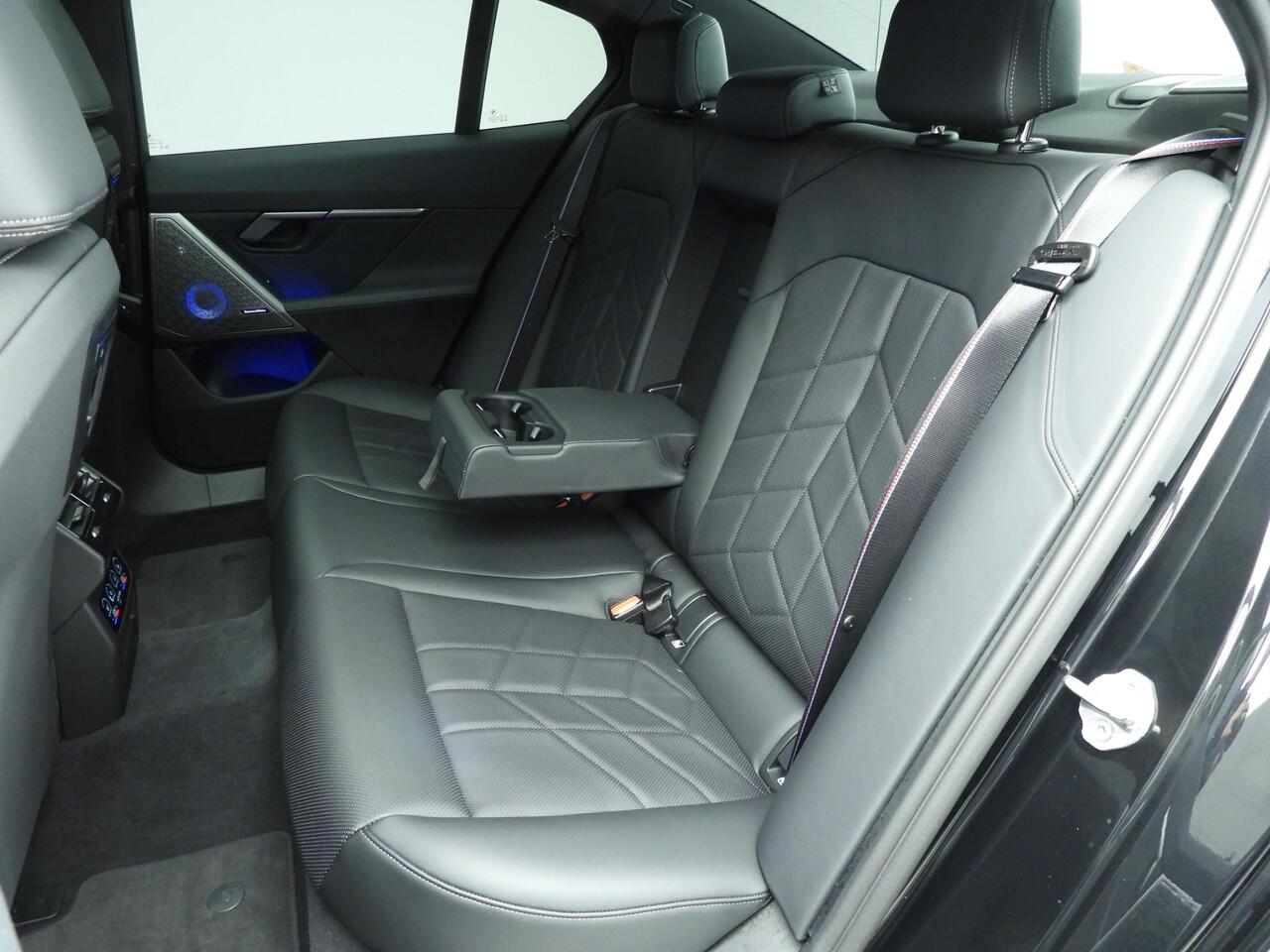 BMW i5 Sedan M60 xDrive 84 kWh | M-Sportpakket | LED | Leder | HUD | Active cruise | Panoramadak | Trekhaak | DAB | Bowers @ Wilkins sound | Alu 21 inch