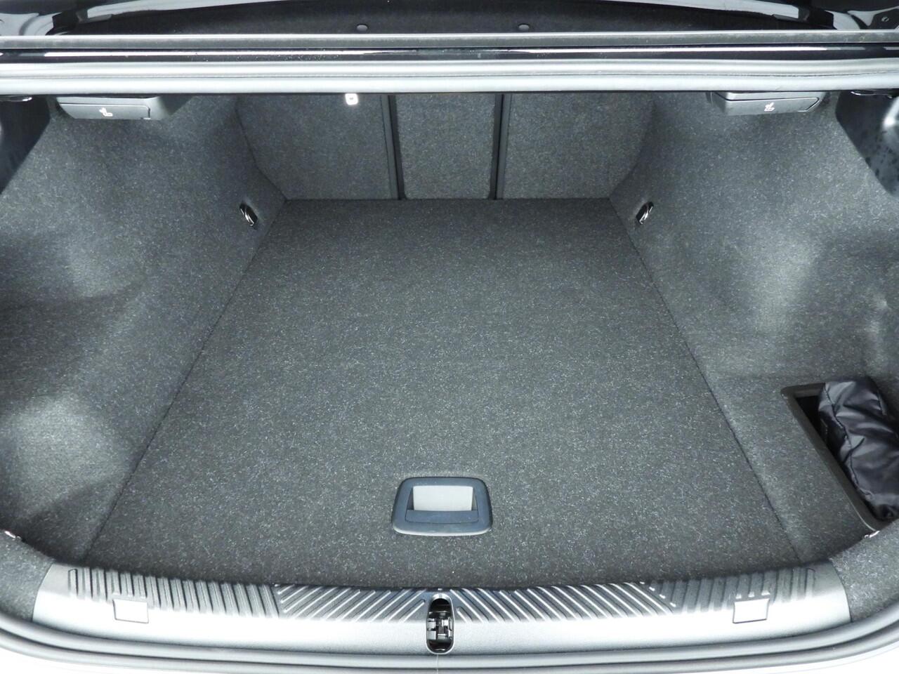 BMW i5 Sedan M60 xDrive 84 kWh | M-Sportpakket | LED | Leder | HUD | Active cruise | Panoramadak | Trekhaak | DAB | Bowers @ Wilkins sound | Alu 21 inch