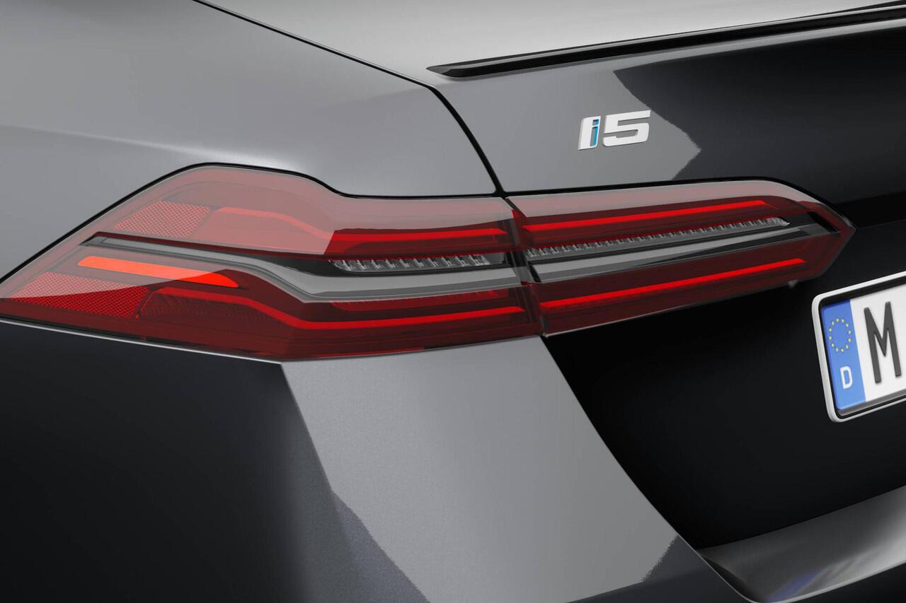 BMW i5 Sedan eDrive40 M Sport Edition | M Sportpakket Pro | Glazen panoramadak | Showroomvoordeel | VPLD