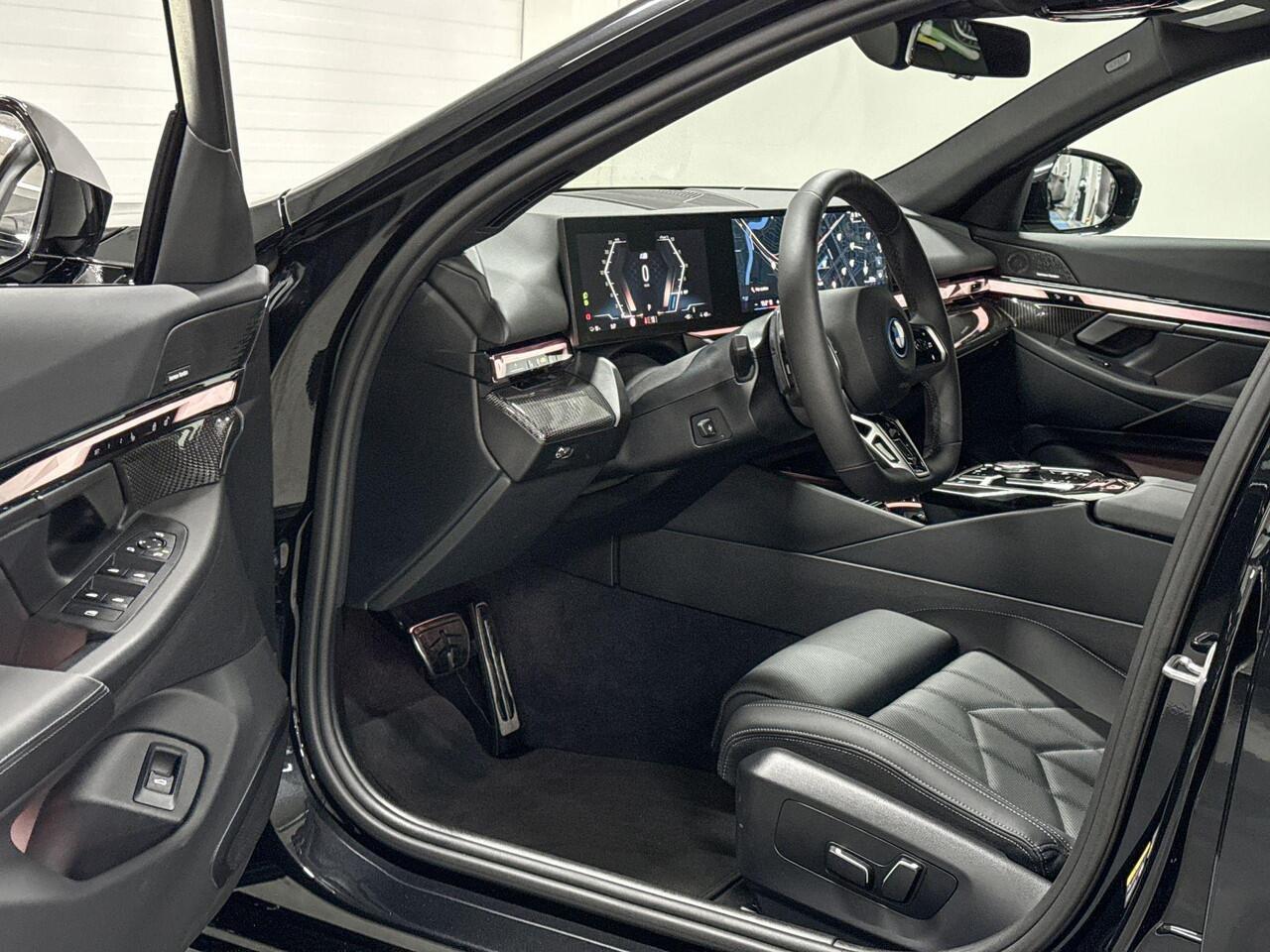 BMW i5 Sedan eDrive40 | M-Sport | Travel Pack | Comfort Pack | Driving Assistant Plus | Harman/Kardon | Comfort Access | Trekhaak | Selections