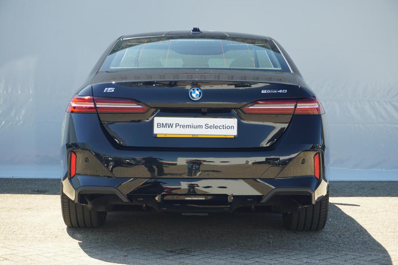 BMW i5 Sedan eDrive40 M Sportpakket 20'' / Panoramadak / Harman Kardon / Stoelventilatie / Trekhaak / Ekris Selection
