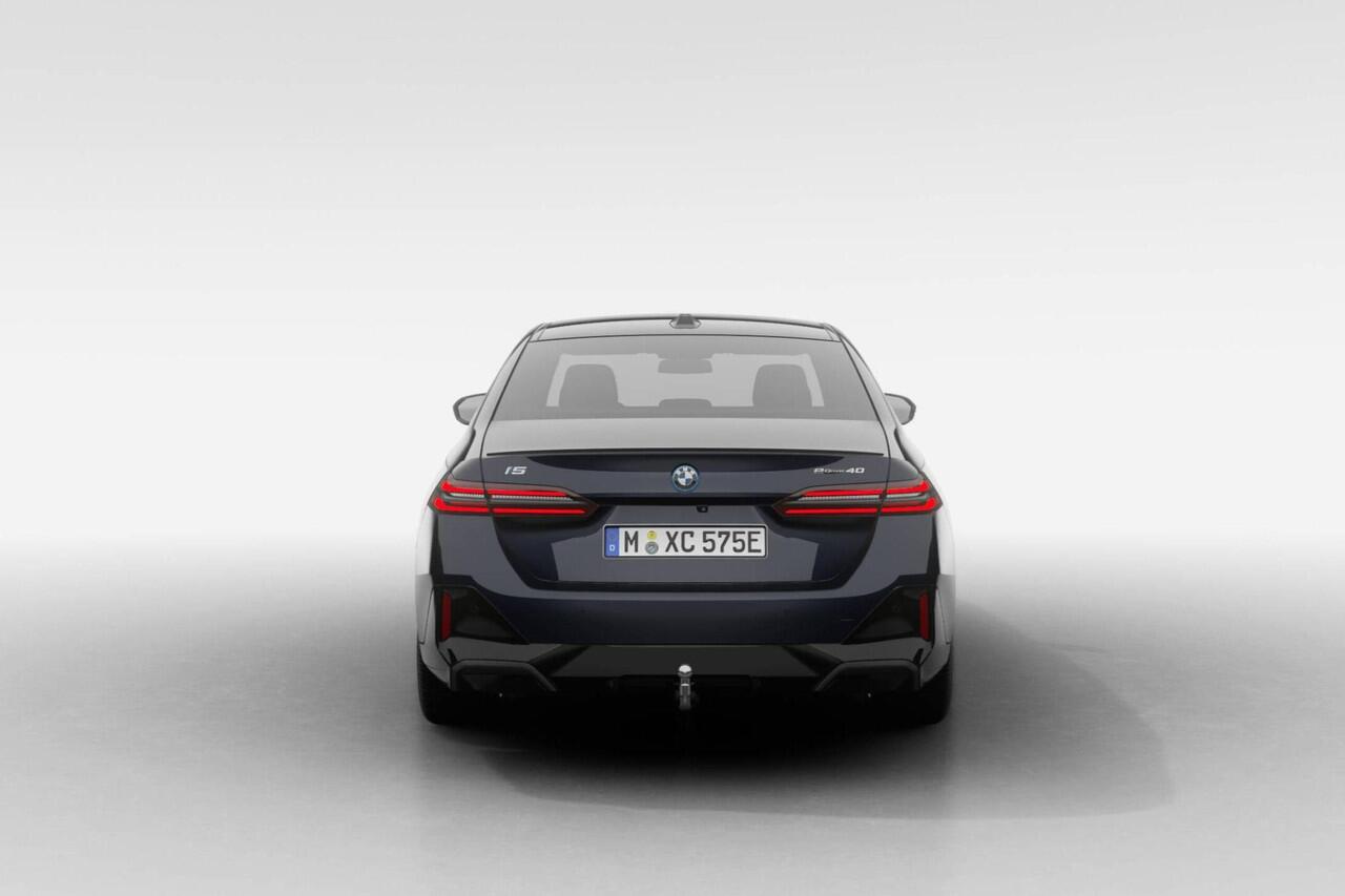 BMW i5 Sedan eDrive40 M Sport Edition | M Sport Pro | Travel Pack | Trekhaak | Extra getint glas | VPLD