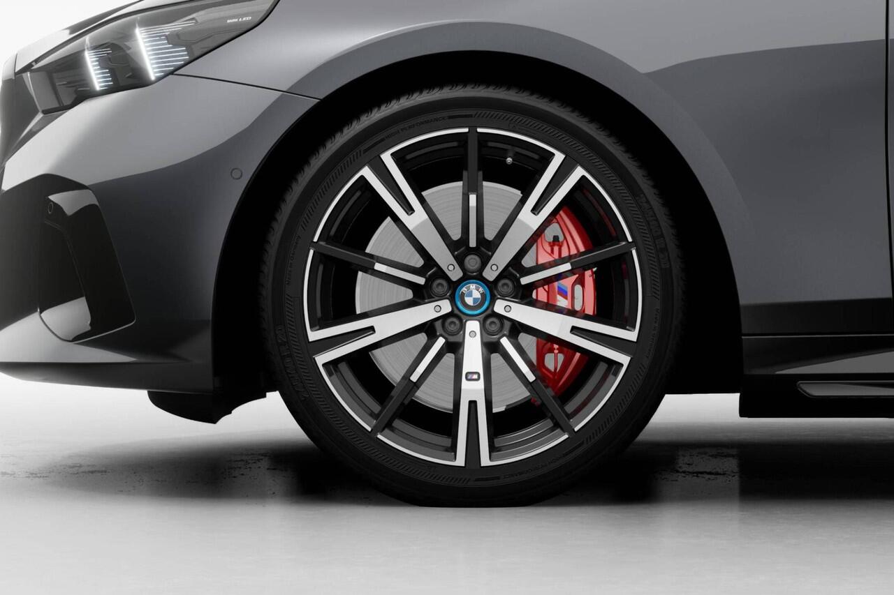 BMW i5 Sedan eDrive40 M Sport Edition | M Sport Pro | Travel Pack | Comfort Pack | Trekhaak | Getint Glas | Laadaansluiting 22kW | VPLD