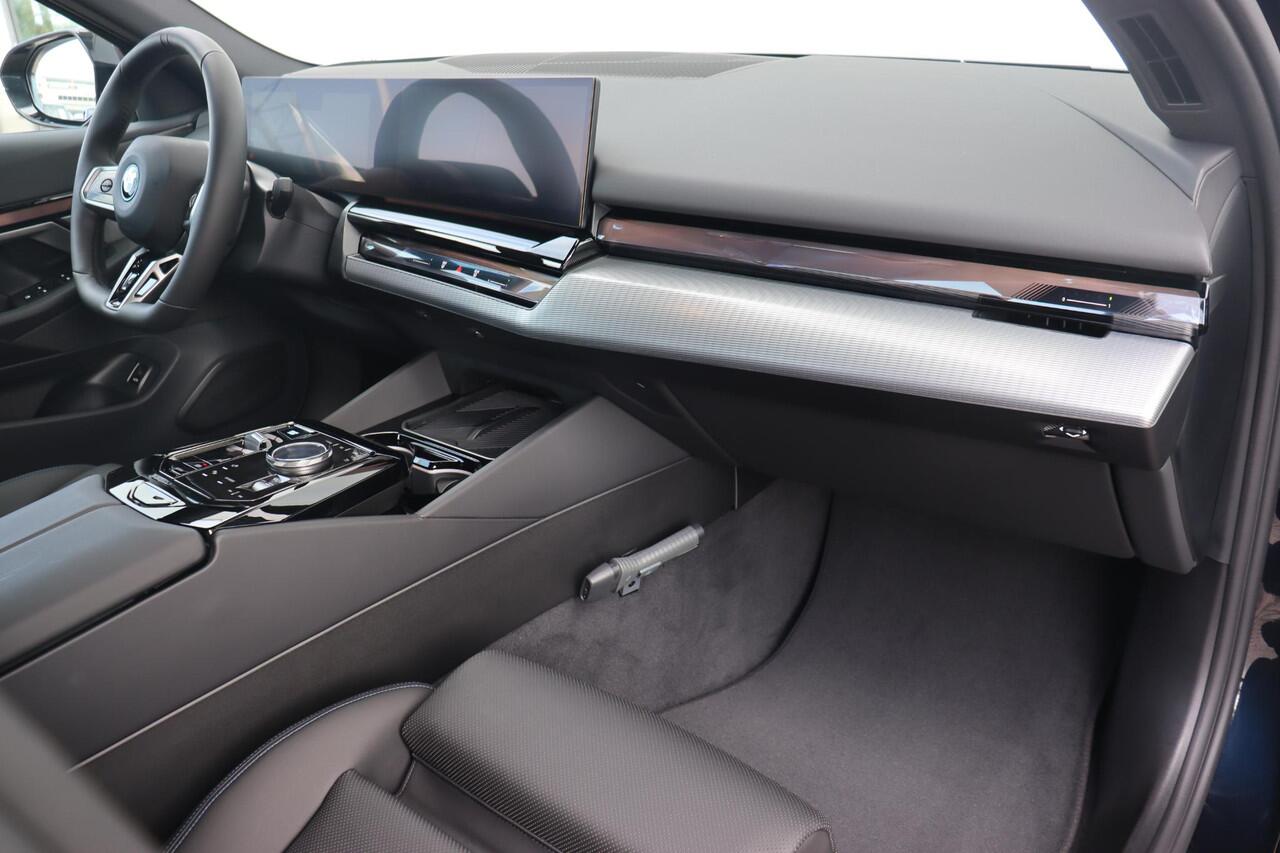 BMW i5 eDrive40 | M Sport Edition M Sportpakket/ Comfort Access/ Stoelverwarming/ Ambiance verlichting/ Innovation Pack/ Travel Pack / Ekris Selection