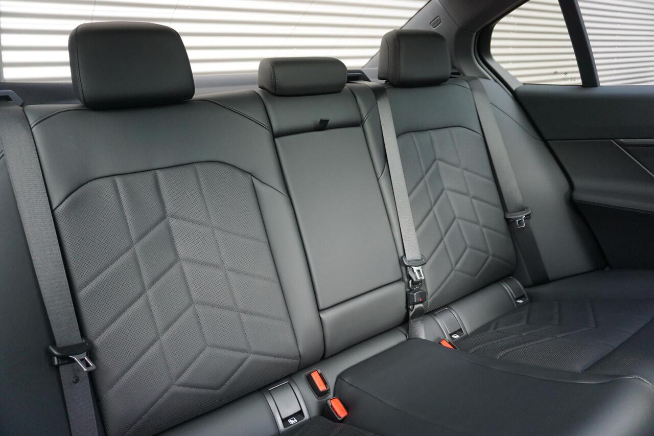 BMW i5 Sedan eDrive40 Travel Pack | Comfort Pack | Glazen panoramadak | Driving Assistant Plus | Harman-Kardon sound system