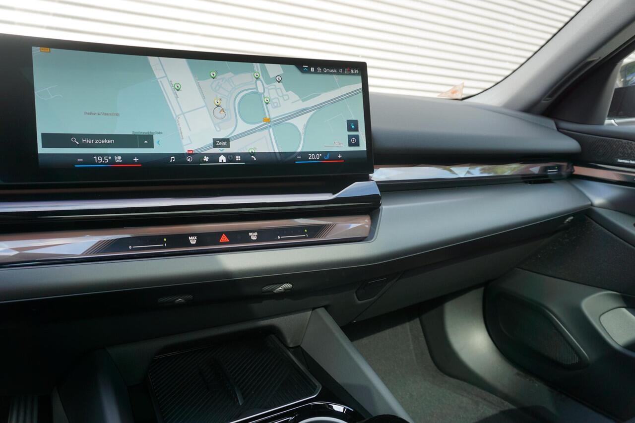 BMW i5 Sedan eDrive40 Travel Pack | Comfort Pack | Glazen panoramadak | Driving Assistant Plus | Harman-Kardon sound system