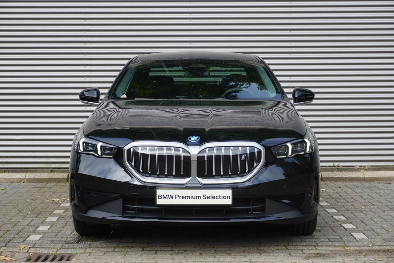 BMW i5 Sedan eDrive40 Travel Pack | Comfort Pack | Glazen panoramadak | Driving Assistant Plus | Harman-Kardon sound system
