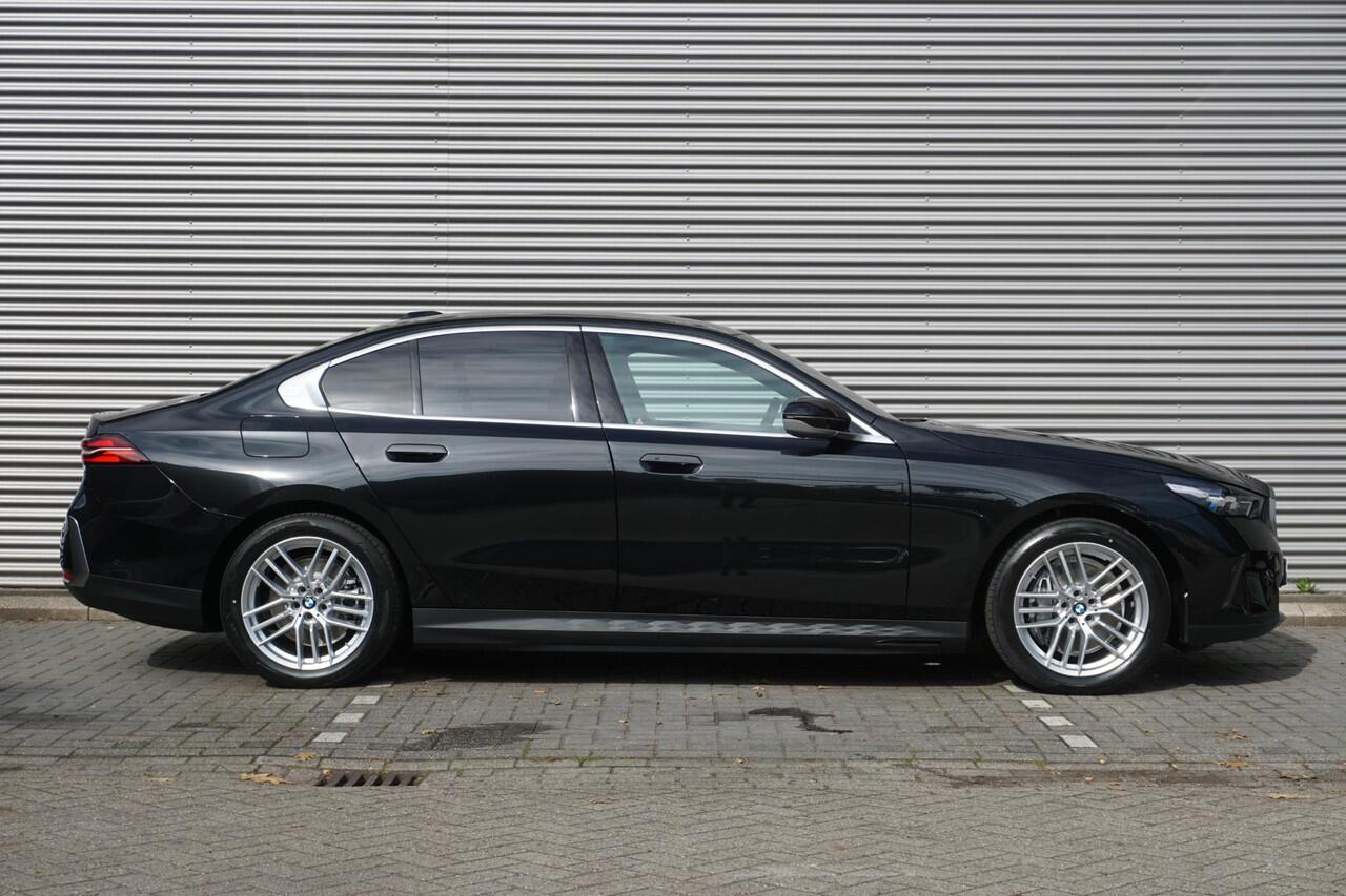 BMW i5 Sedan eDrive40 Travel Pack | Comfort Pack | Glazen panoramadak | Driving Assistant Plus | Harman-Kardon sound system