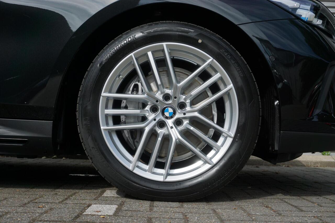 BMW i5 Sedan eDrive40 Travel Pack | Comfort Pack | Glazen panoramadak | Driving Assistant Plus | Harman-Kardon sound system