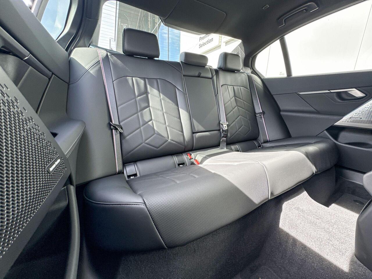 BMW i5 Sedan eDrive40 | M Sport Pro | Travel Pack | Comfort Pack | Trekhaak