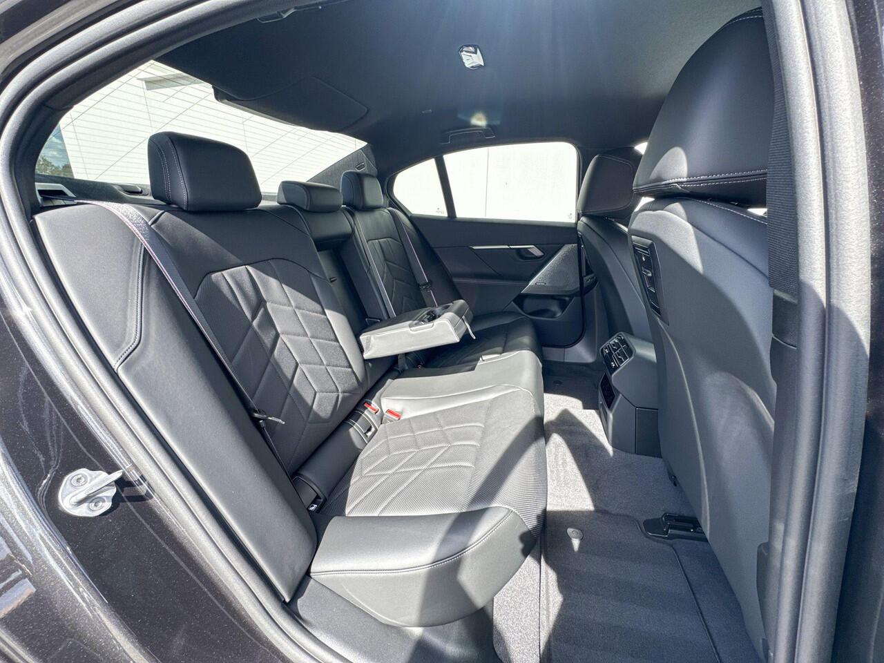 BMW i5 Sedan eDrive40 | M Sport Pro | Travel Pack | Comfort Pack | Trekhaak