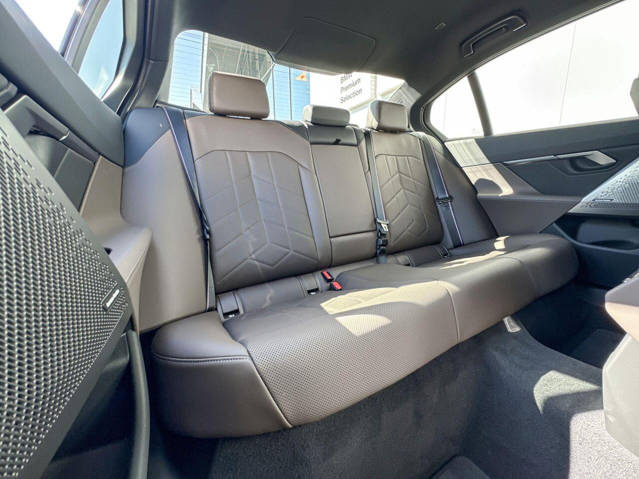 BMW i5 Sedan eDrive40 M Sport Edition 84 kWh | M Sport Pro | Trekhaak | H&K | Comfort Pack