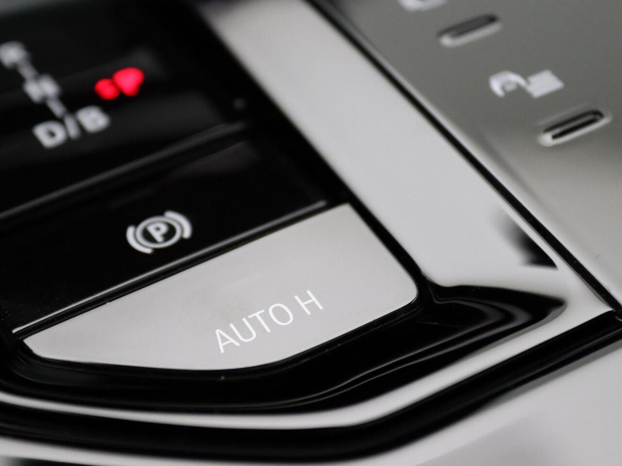 BMW i5 Touring eDrive40 M Sportpakket Pro | Panoramadak | Stoelverstelling elektrisch met memory | Bowers & Wilkins | 20"