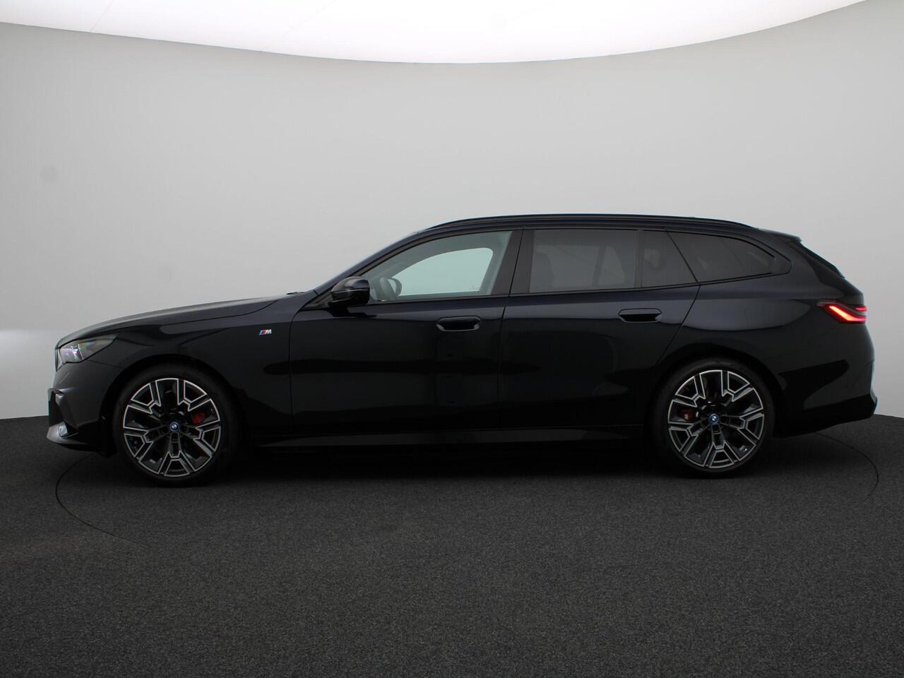 BMW i5 Touring eDrive40 M Sportpakket Pro | Panoramadak | Stoelverstelling elektrisch met memory | Bowers & Wilkins | 20"