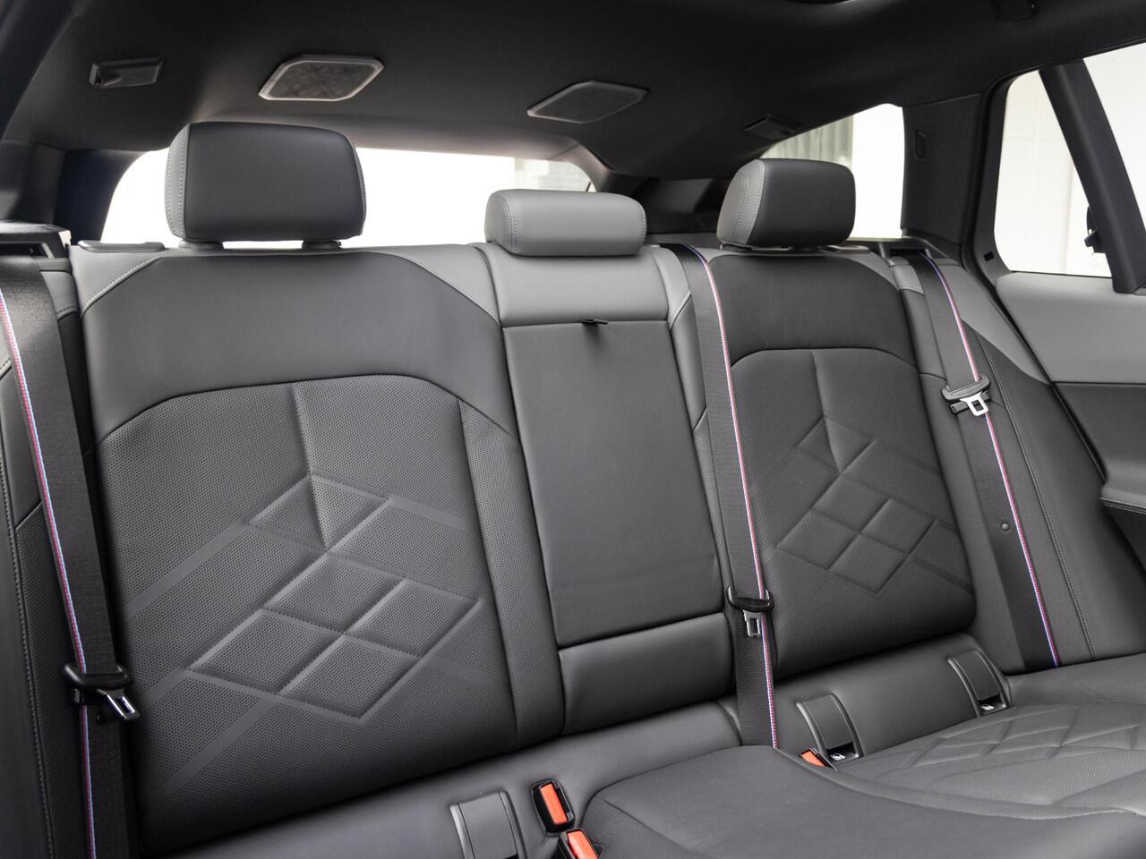 BMW i5 Touring eDrive40 | M Sportpakket Pro | Innovation Pack | Verwarmd Stuurwiel | Comfort Access | Panoramadak | Stoelventilatie | Bowers & Wilkins | 21'' | Trekhaak