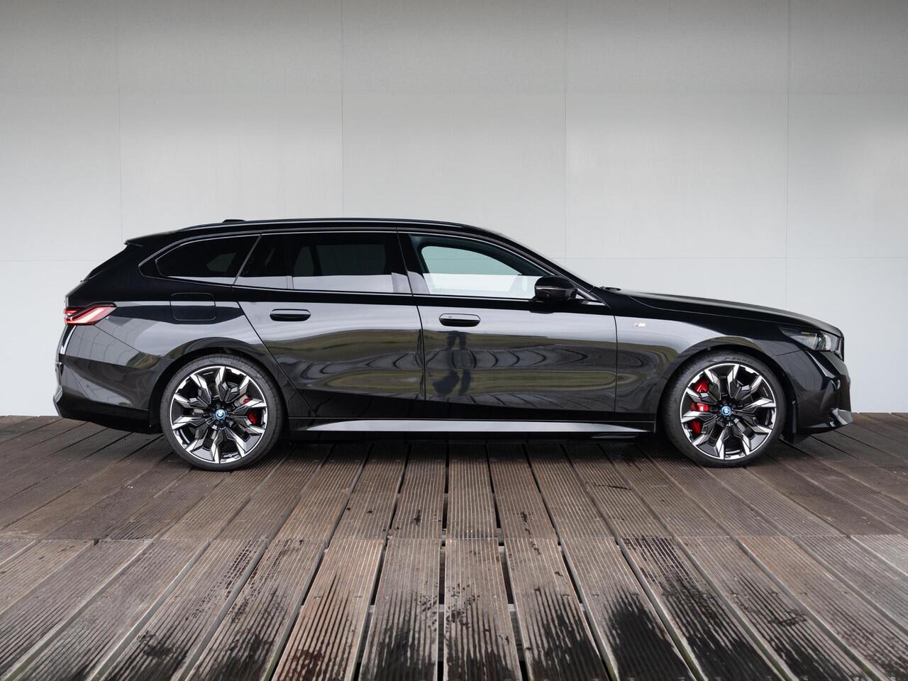 BMW i5 Touring eDrive40 | M Sportpakket Pro | Innovation Pack | Verwarmd Stuurwiel | Comfort Access | Panoramadak | Stoelventilatie | Bowers & Wilkins | 21'' | Trekhaak