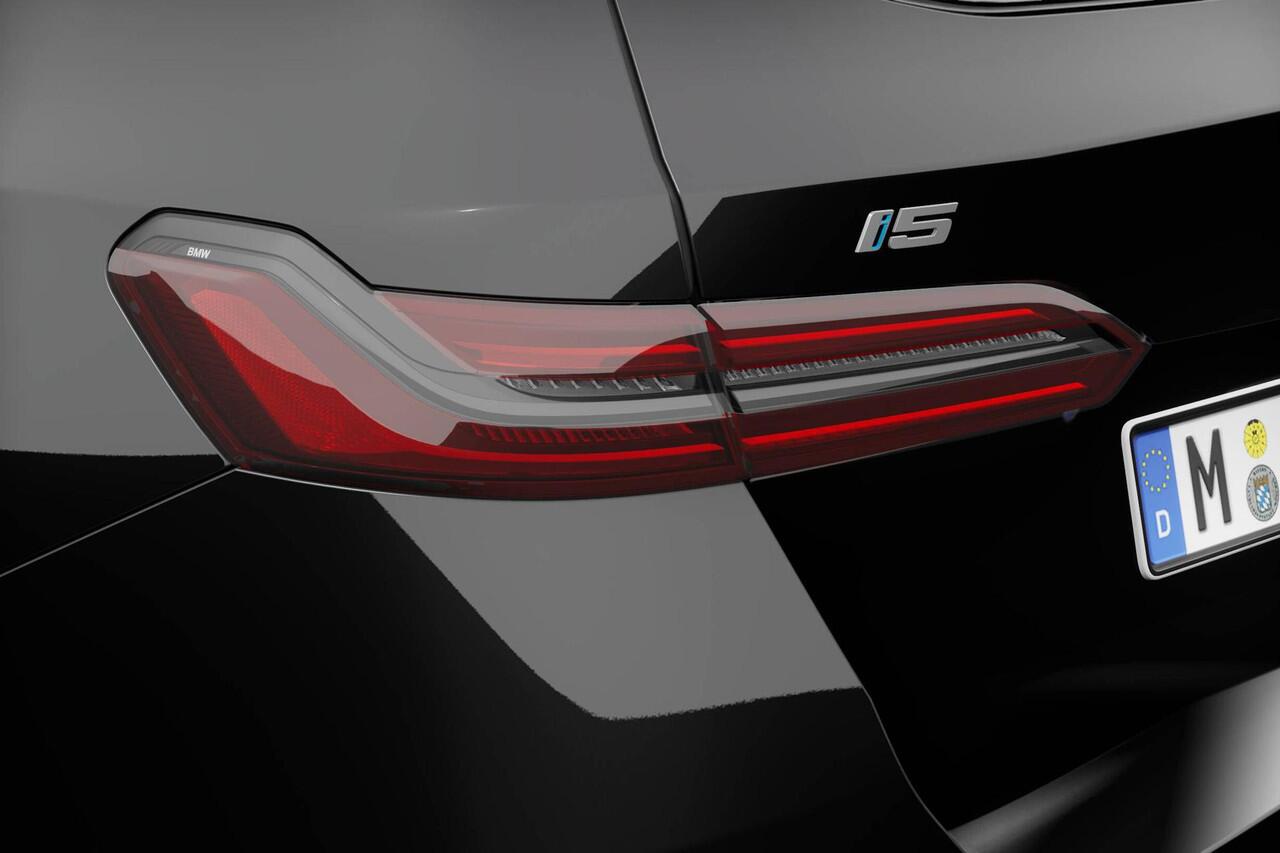 BMW i5 Touring eDrive40 M Sport Edition | M Sport Pro | Innovation Pack | Travel Pack | Comfort Pack | Showroomvoordeel | VPLD