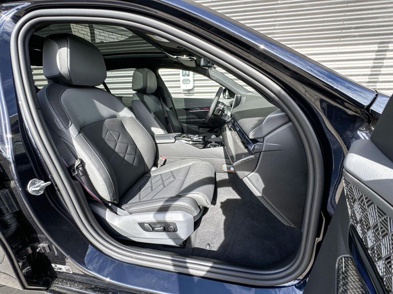 BMW i5 Sedan eDrive40 M Sportpakket Pro / Innovation Pack / Travel Pack / Comfort Pack / Trekhaak / Panoramadak