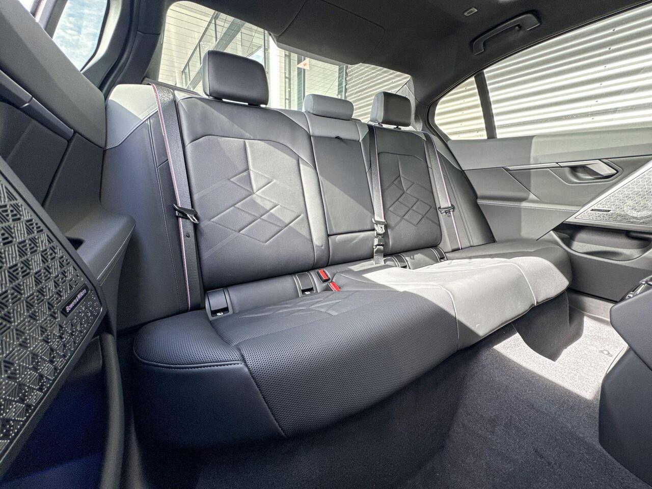 BMW i5 Sedan eDrive40 M Sportpakket Pro / Innovation Pack / Travel Pack / Comfort Pack / Trekhaak / Panoramadak