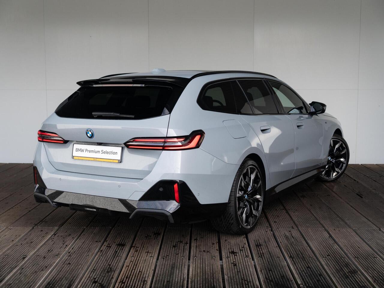 BMW i5 Touring eDrive40 | M Sportpakket Pro | Innovation Pack | Bowers & Wilkins | Verwarmd Stuurwiel | Comfort Access | Panoramadak | Stoelventilatie | Trekhaak