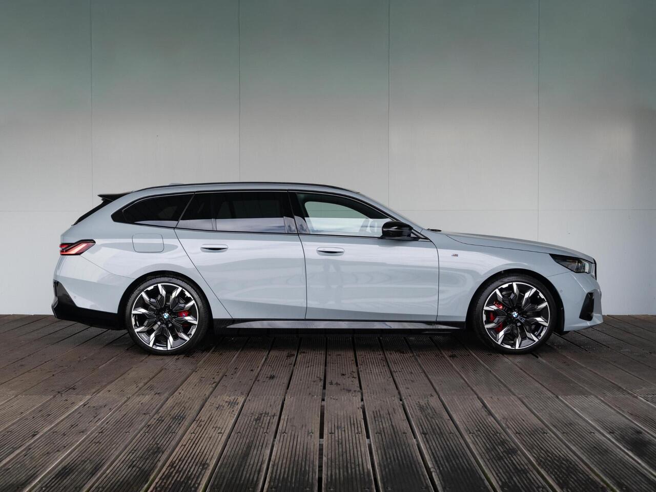 BMW i5 Touring eDrive40 | M Sportpakket Pro | Innovation Pack | Bowers & Wilkins | Verwarmd Stuurwiel | Comfort Access | Panoramadak | Stoelventilatie | Trekhaak