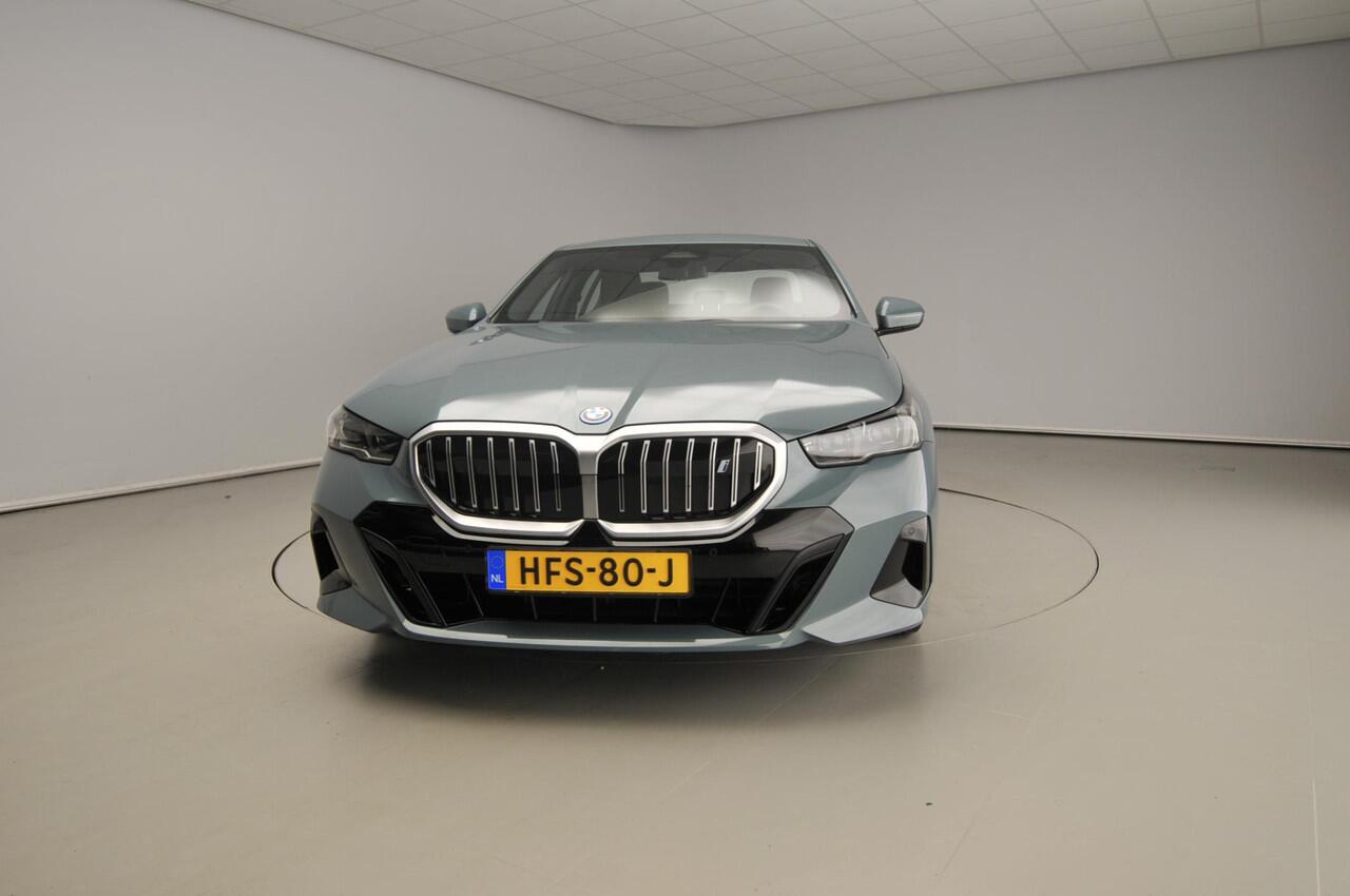 BMW i5 Sedan eDrive40 | M-Sportpakket | LED | Navigatie | Trekhaak | Active cruise | Sportstoelen | DAB | Alu 19 inch