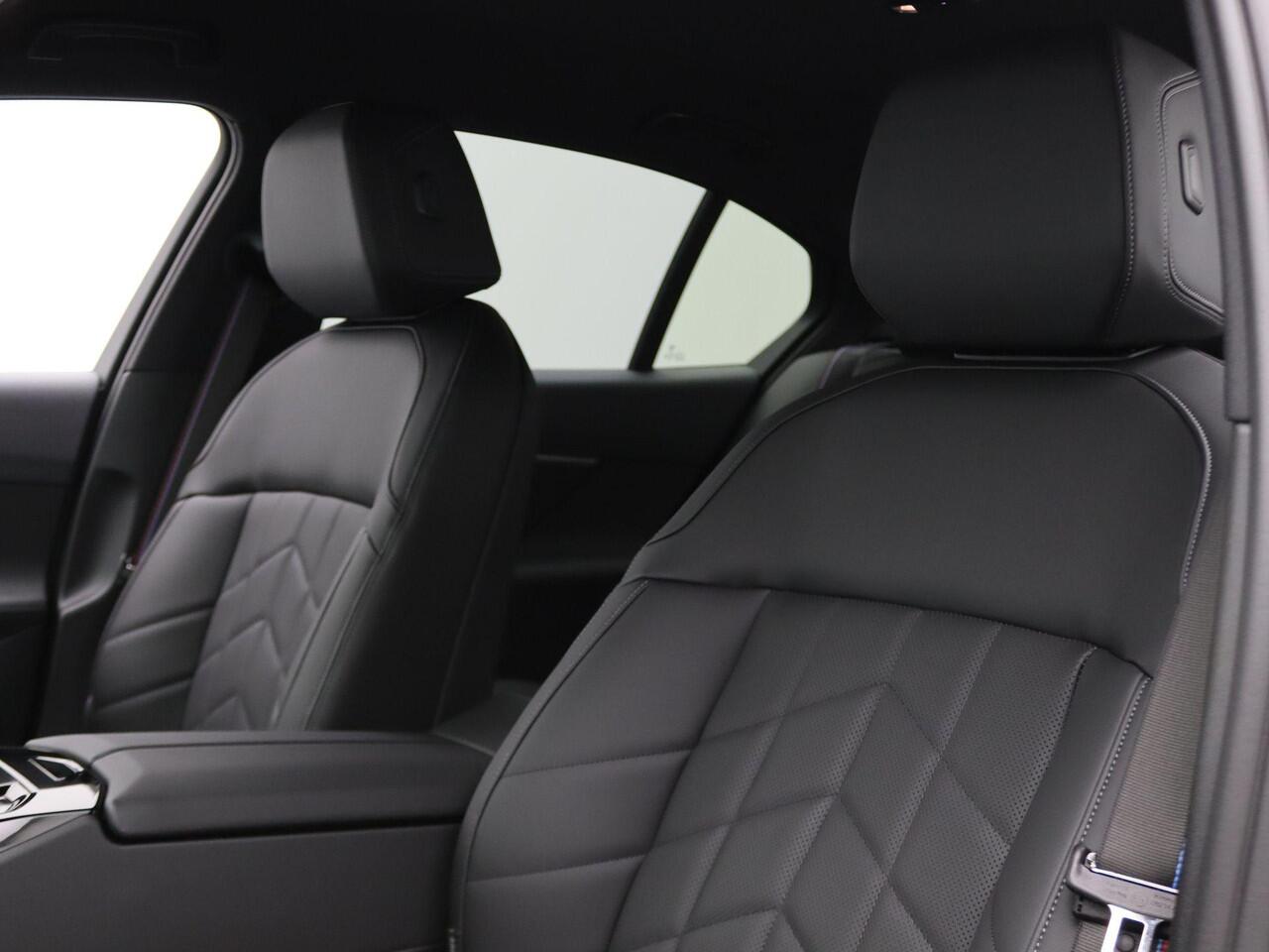 BMW i5 Sedan eDrive40 M Sportpakket Pro | M Sport Edition | Travel Pack | Comfort Pack | Trekhaak | Comfortstoelen | Driving Assistant Plus | Harman Kardon | 20''