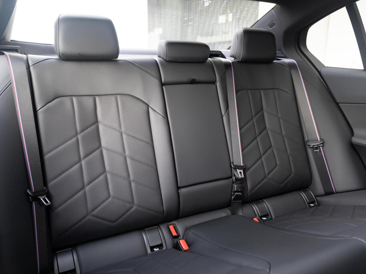 BMW i5 Sedan eDrive40 M Sportpakket Pro | Innovation Pack | Comfort Pack | Travel Pack | Iconic Glow