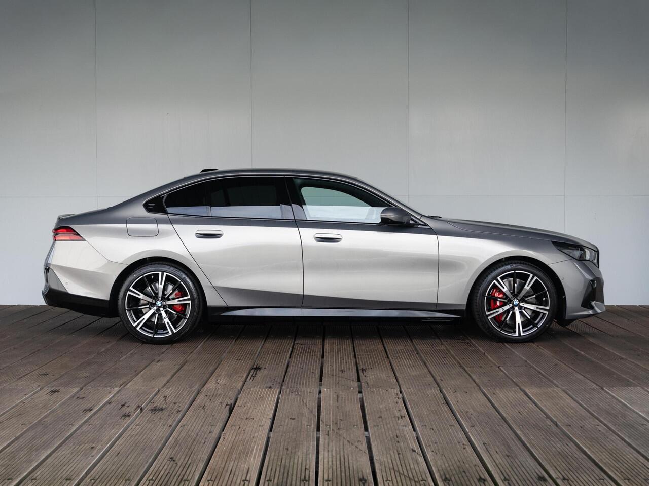 BMW i5 Sedan eDrive40 M Sportpakket Pro | Innovation Pack | Comfort Pack | Travel Pack | Iconic Glow