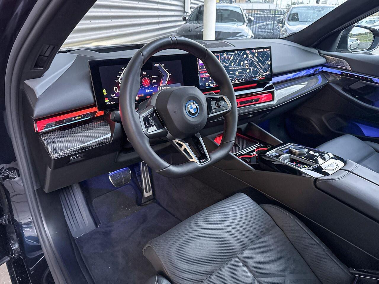 BMW i5 Touring xDrive40 M Sportpakket Pro / Innovation Pack / Travel Pack / Comfort Pack / Panoramadak / Bowers & Wilkins