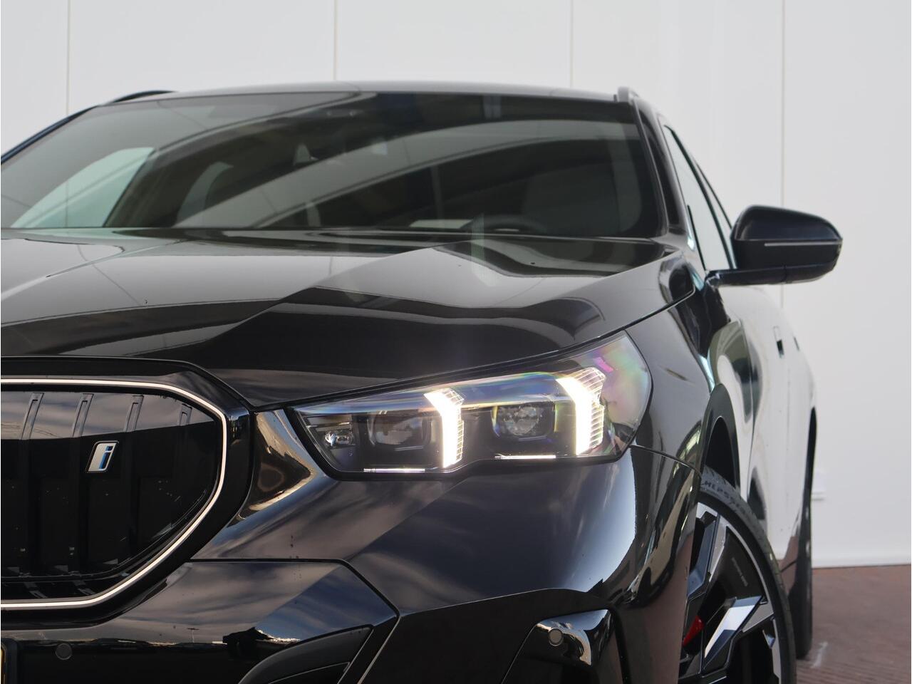 BMW i5 Touring eDrive40 M Sport Edition 84 kWh BMW Individual Lakkleur/ M- Sportpakket Pro/ Comfort Access/ Elektrische Trekhaak/ Panoramadak/ Comfortstoelen/ Bowers & Wilkins/ Driving Assistant Professional