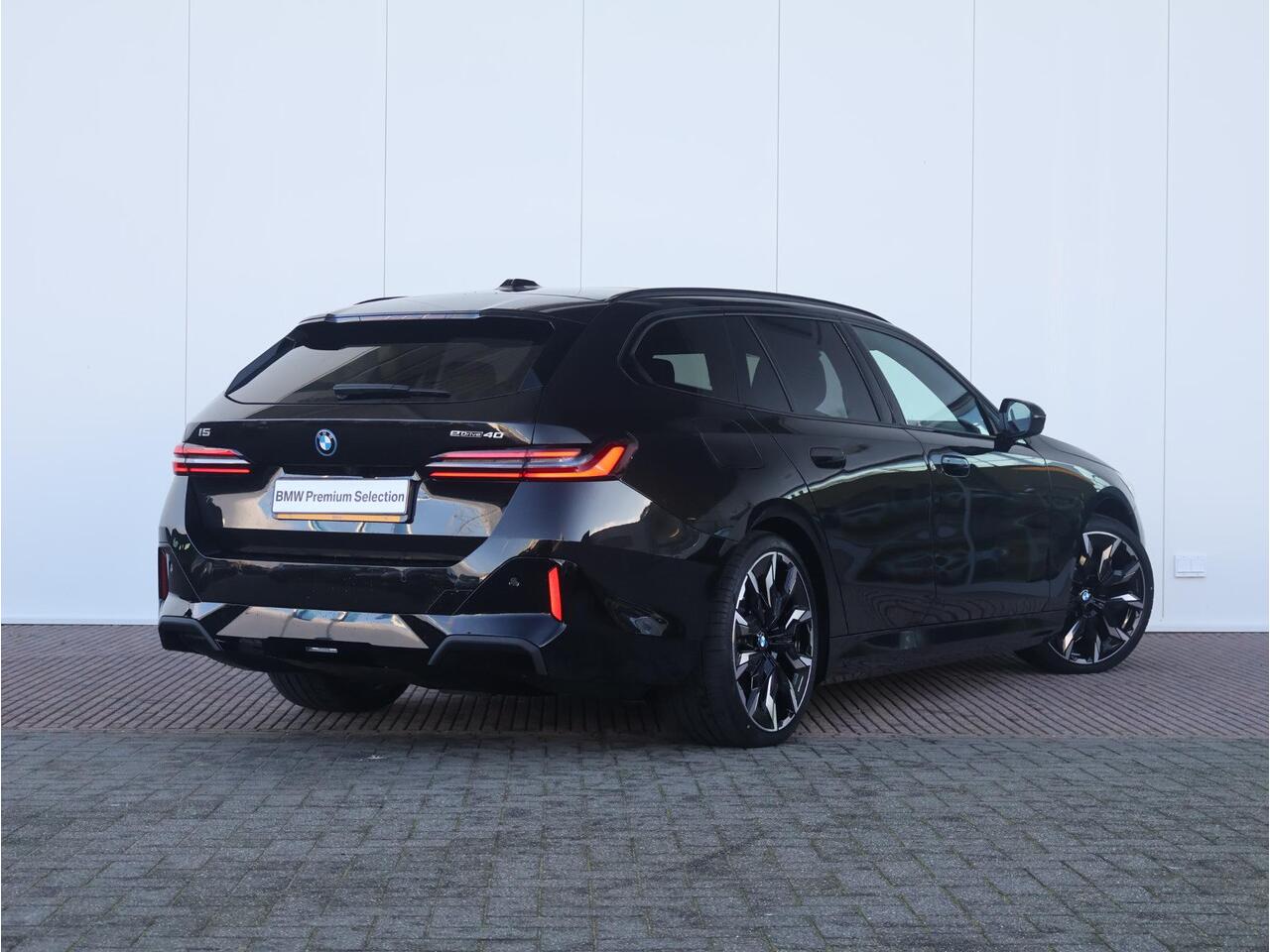 BMW i5 Touring eDrive40 M Sport Edition 84 kWh BMW Individual Lakkleur/ M- Sportpakket Pro/ Comfort Access/ Elektrische Trekhaak/ Panoramadak/ Comfortstoelen/ Bowers & Wilkins/ Driving Assistant Professional