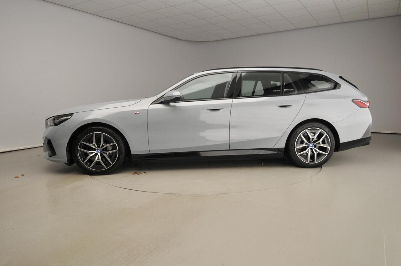 BMW i5 Touring eDrive40 | M-Sportpakket | LED | Navigatie | Active cruise | Trekhaak | Sportstoelen | DAB | Alu 19 inch