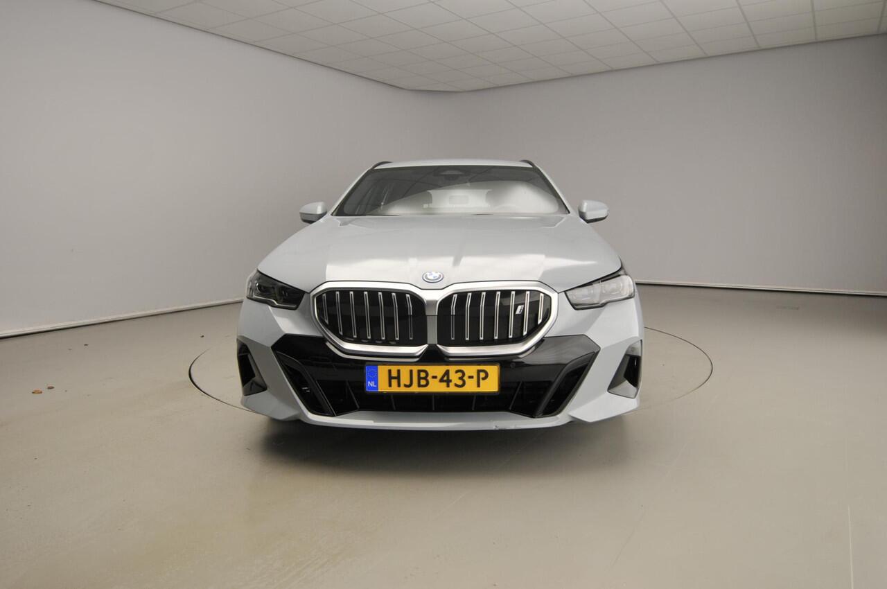 BMW i5 Touring eDrive40 | M-Sportpakket | LED | Navigatie | Active cruise | Trekhaak | Sportstoelen | DAB | Alu 19 inch