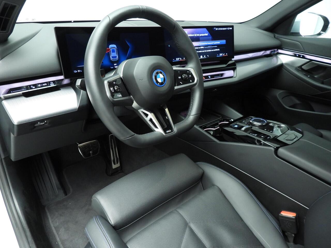 BMW i5 Touring eDrive40 | M-Sportpakket | LED | Navigatie | Active cruise | Trekhaak | Sportstoelen | DAB | Alu 19 inch